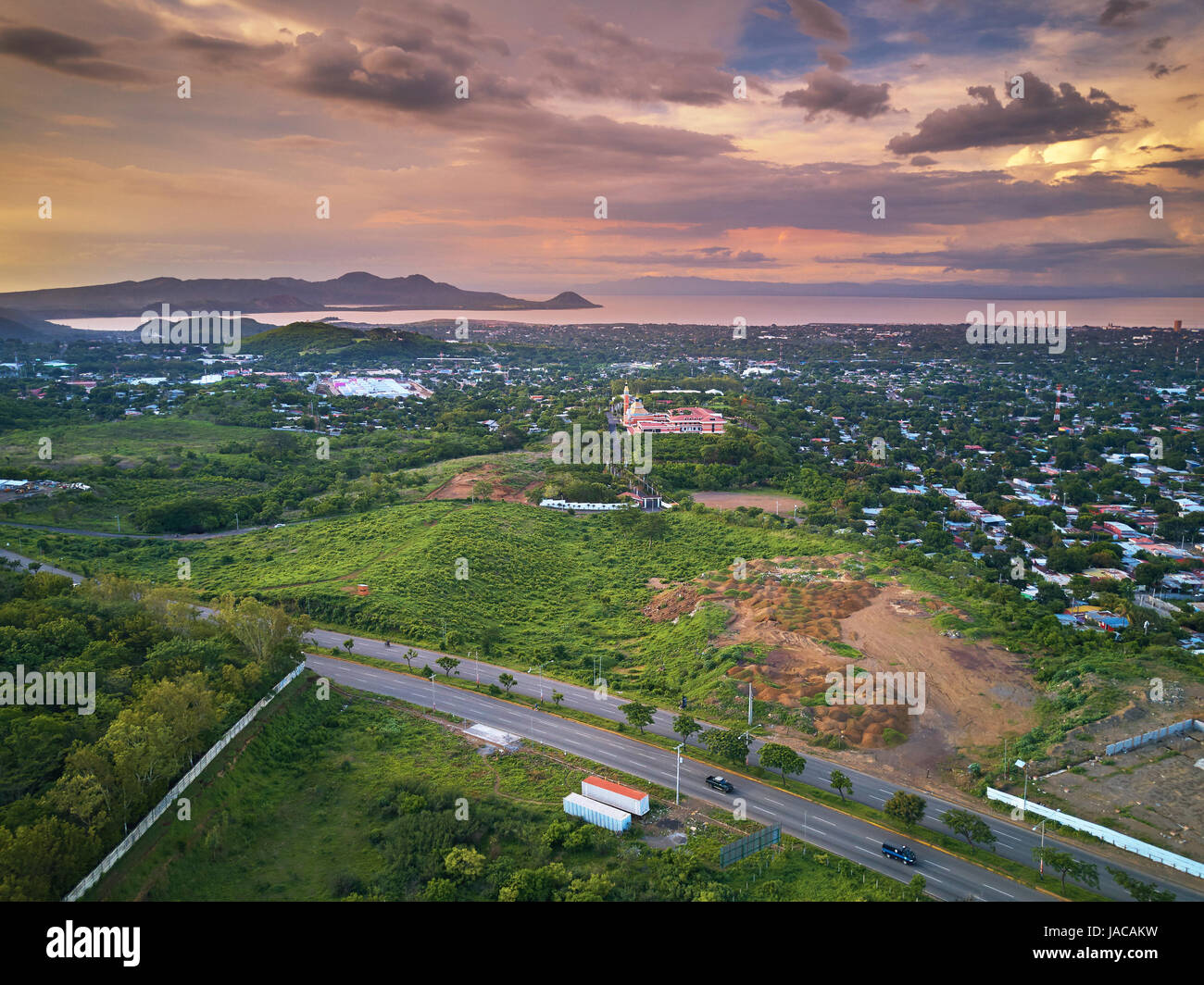 Aerial Panoramablick auf Stadt Managua am orange Dämmerung Licht Stockfoto