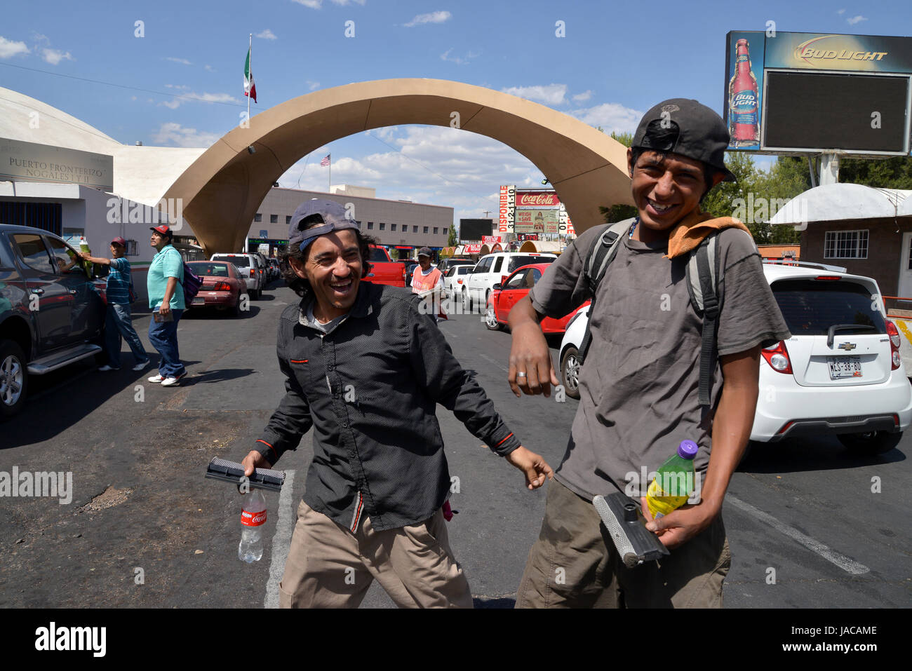 Fahrzeuge zur Personenbeförderung in Puerto Fronterizo Nogales I Y II überqueren die Grenze in Nogales, Son., MX, Nogales, Arizona, USA eingeben. Stockfoto