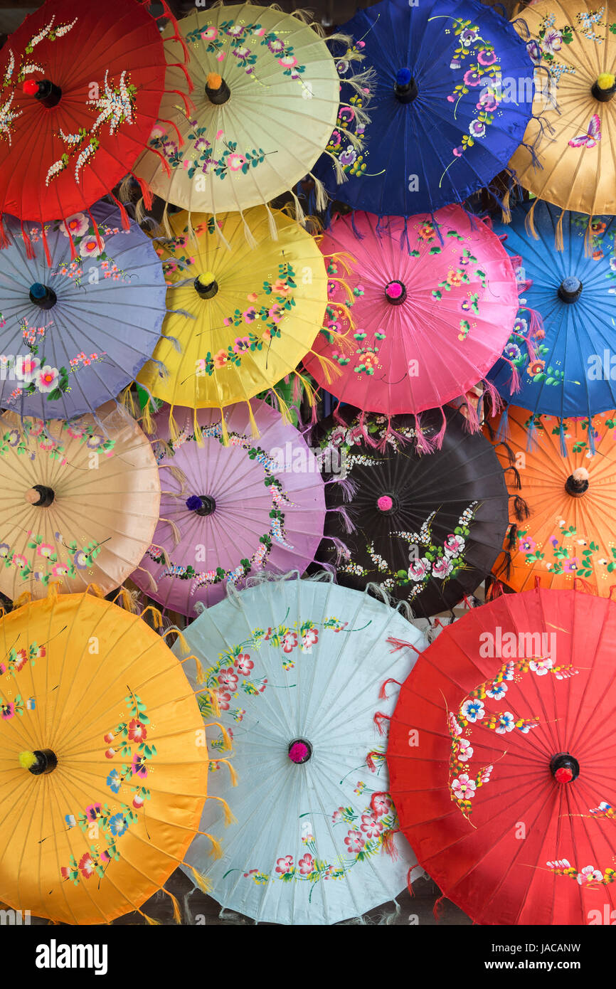 Viele bunte Papier Sonnenschirme oder Sonnenschirme für Verkauf in Myanmar (Burma). Stockfoto