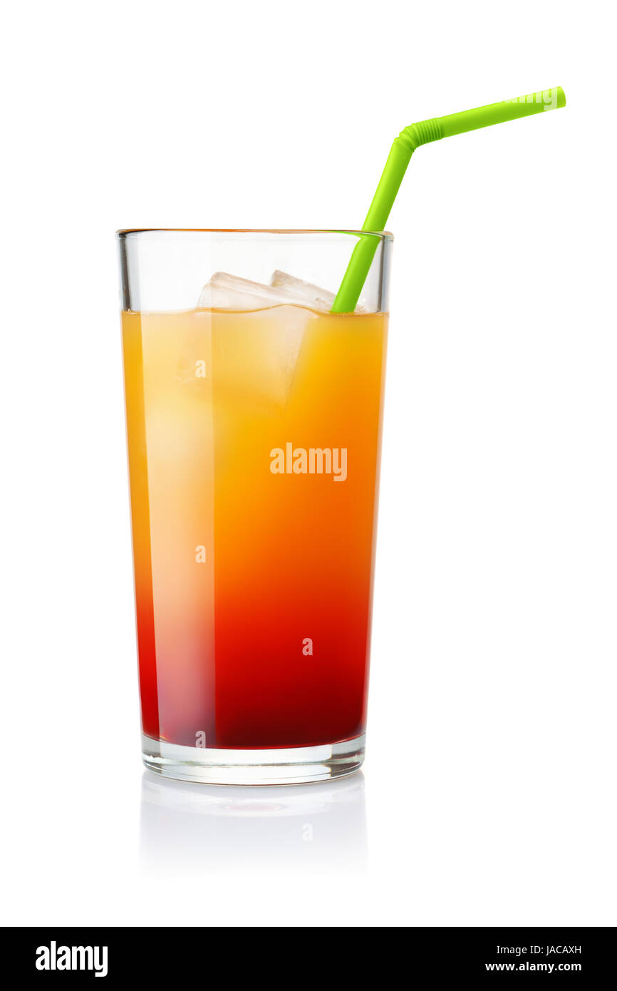Glas von Tequila Sunrise Cocktail isoliert auf weiss Stockfoto