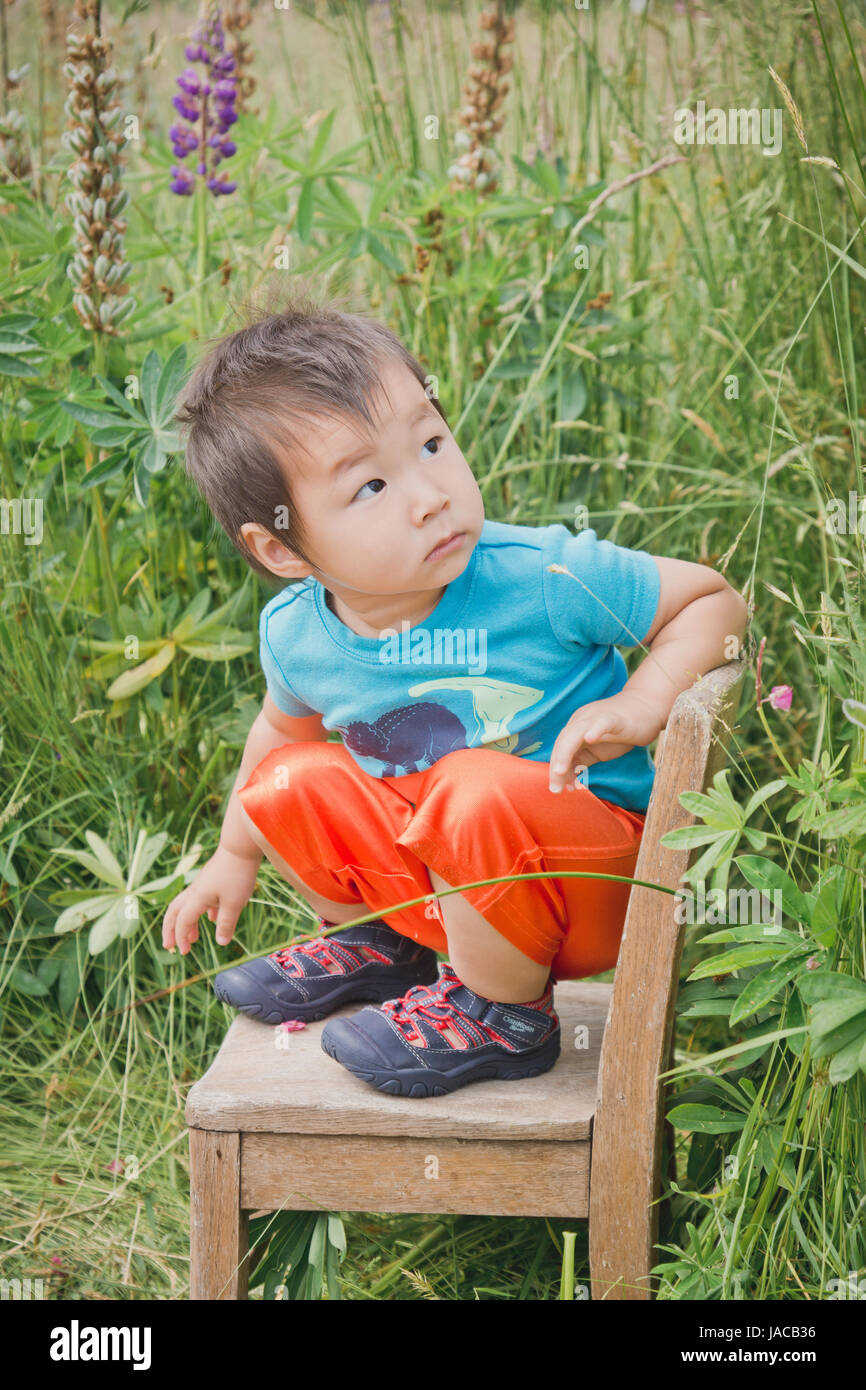 Junge in Orange Shorts Stockfoto