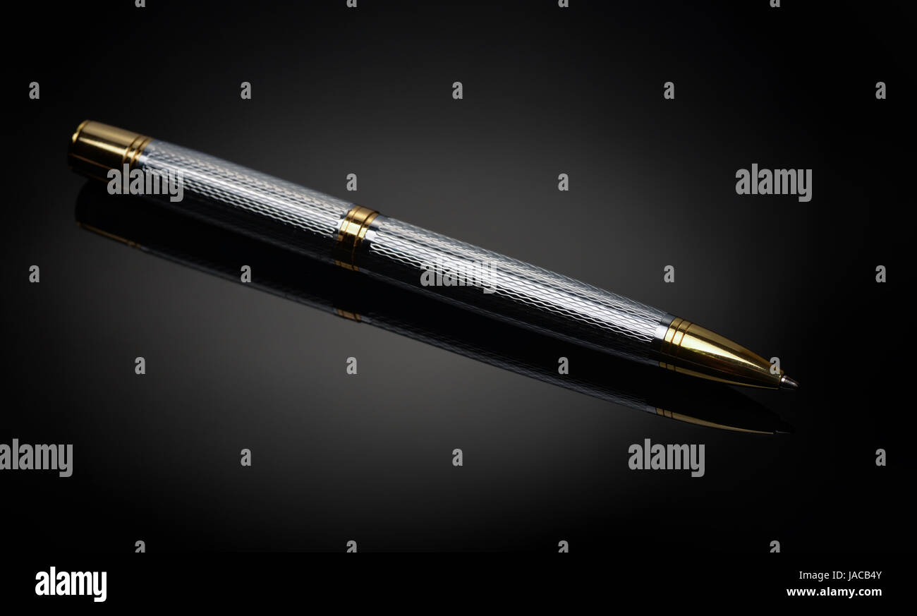 Luxus Kugelschreiber auf dunklen Spiegel Hintergrund Stockfoto