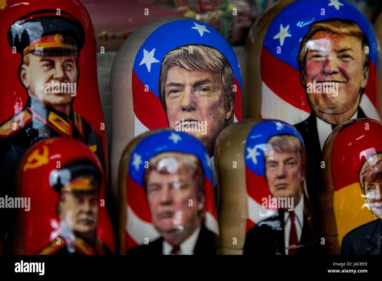 Russische traditionelle Spielwaren - Matroschka mit einem Porträt von Donald Trump in Souvenir-Kiosk auf dem Roten Platz in Moskau, Russland Stockfoto