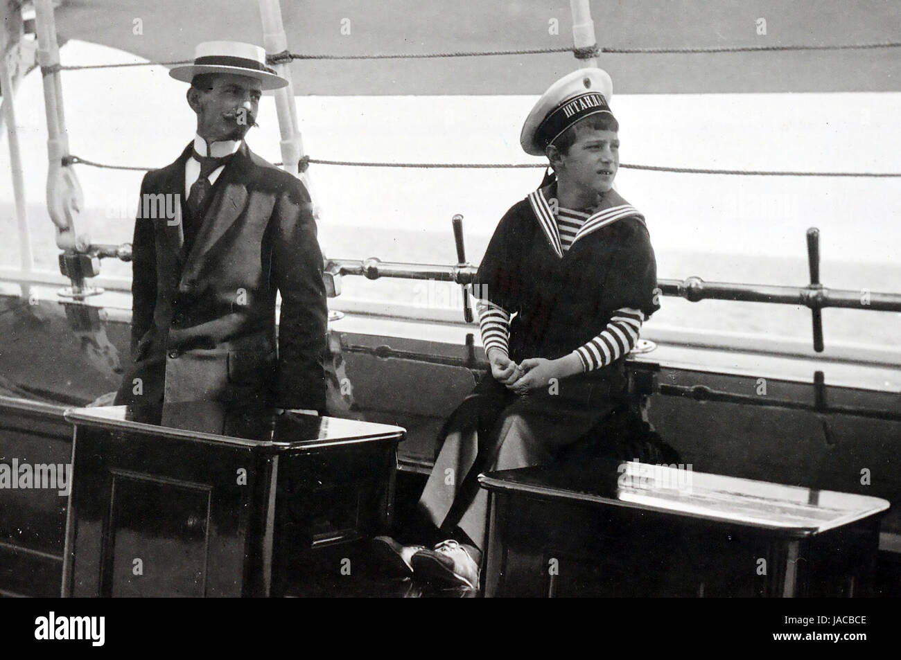 PIERRE GILLARD (1879-1962), Schweizer Sprachtrainer für die Kinder von Nicholas II mit Tsarevich Alexei 1914 an Bord der kaiserlichen yacht Standart, während die Familie im Urlaub war. Stockfoto