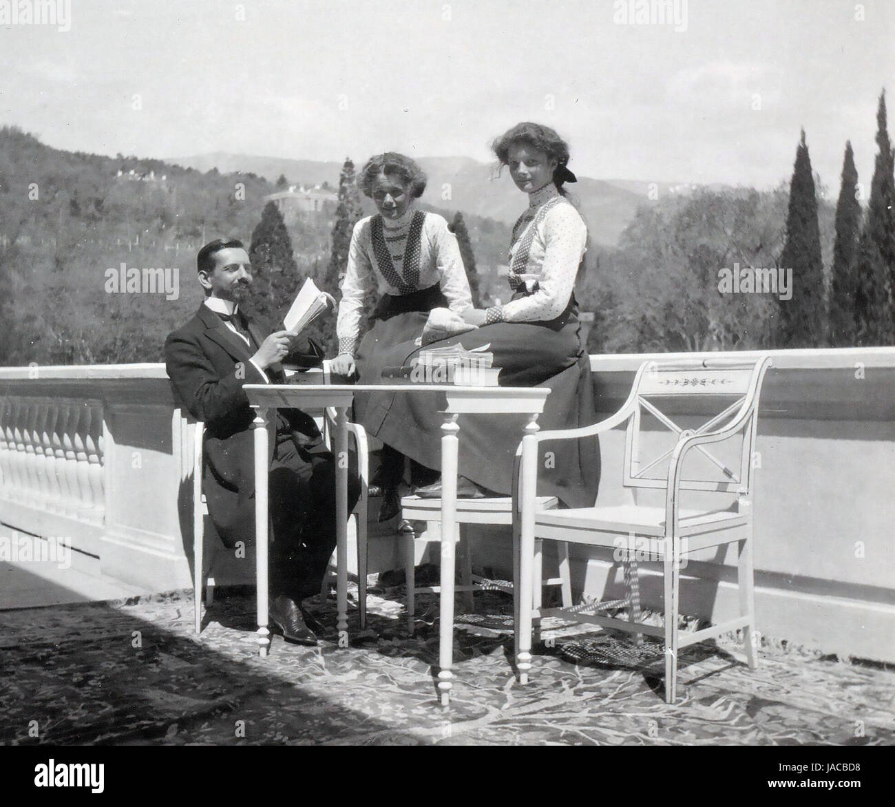 PIERRE GILLARD (1879-1962), Schweizer Sprache tutor für die Kinder von Nicholas II hier mit Großfürstin Olga auf der linken Seite und Großherzogin Tatiana im Livadia-Palast im Januar 1911. Foto: Yale University Stockfoto