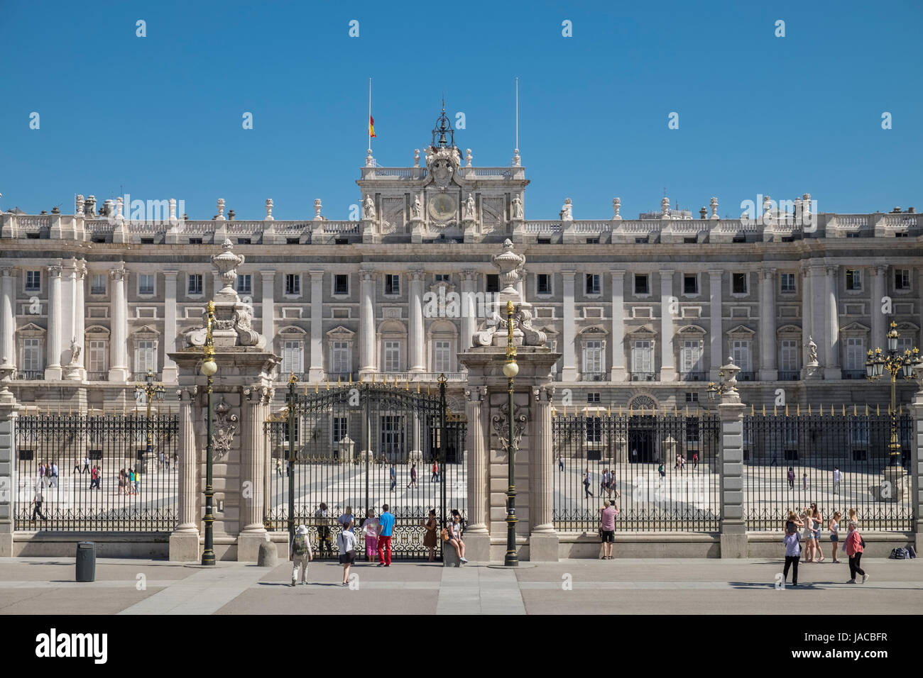 Touristen vor den Toren des Palacio Real (Königlicher Palast), Madrid, Spanien Stockfoto
