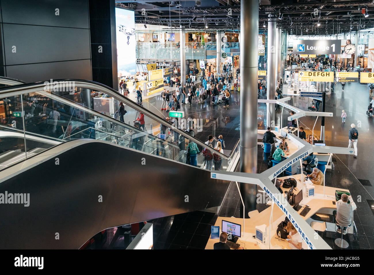 Amsterdam, Niederlande - 10 August 2016. Flughafen Schiphol. hohen Winkel anzeigen. Es ist der wichtigste Flughafen der Niederlande Stockfoto