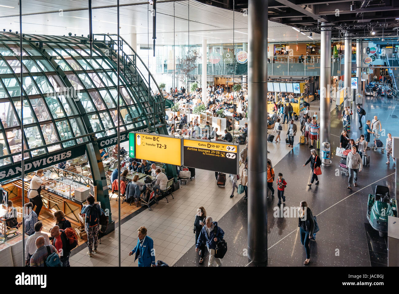 Amsterdam, Niederlande - 10 August 2016. Flughafen Schiphol. hohen Winkel anzeigen. Es ist der wichtigste Flughafen der Niederlande Stockfoto