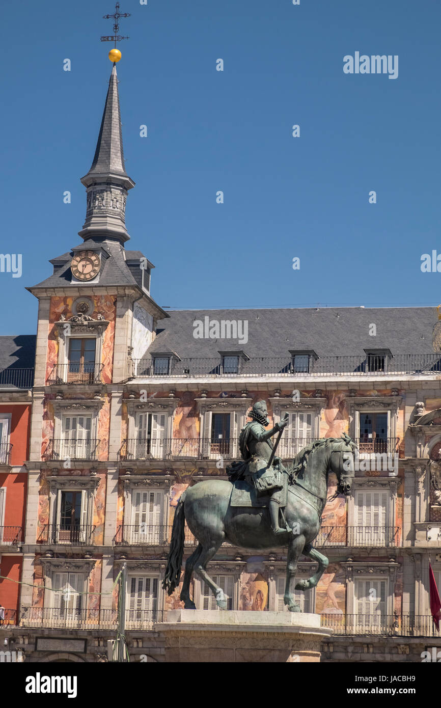 Bronze-Statue von König Philip III, umgeben von drei dreistöckige Häuser mit Balkonen, im Zentrum der Plaza Major, Madrid, Spanien. Stockfoto