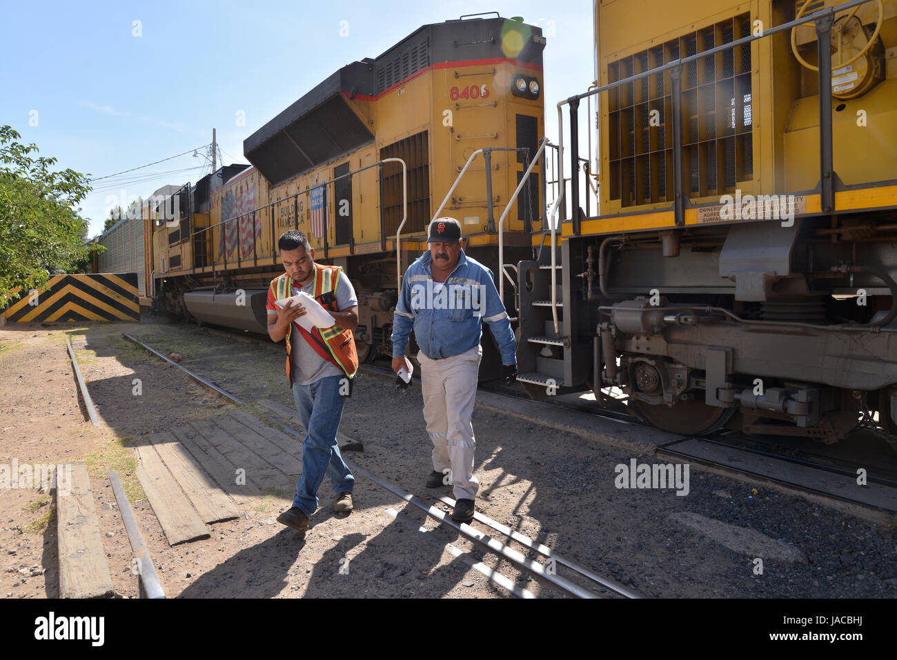 Ein Zug schleppen hergestellten Automobile Stopps in Nogales, Sonora, Mexiko, vor dem Eintritt in ein Metalltor in Nogales, Arizona, USA. Stockfoto