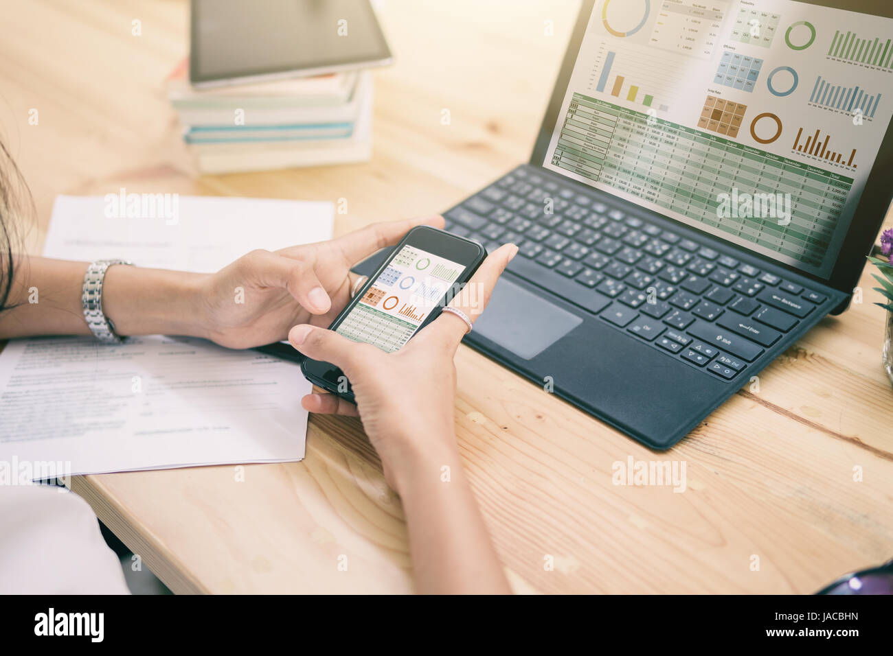 Frau arbeitet Geschäft Papierkram am Schreibtisch, Bürogeräte wie Laptop Tablet Smartphone-Konzept, Erfolg Frau arbeiten, Verkauf Rep zu finanzieren Stockfoto