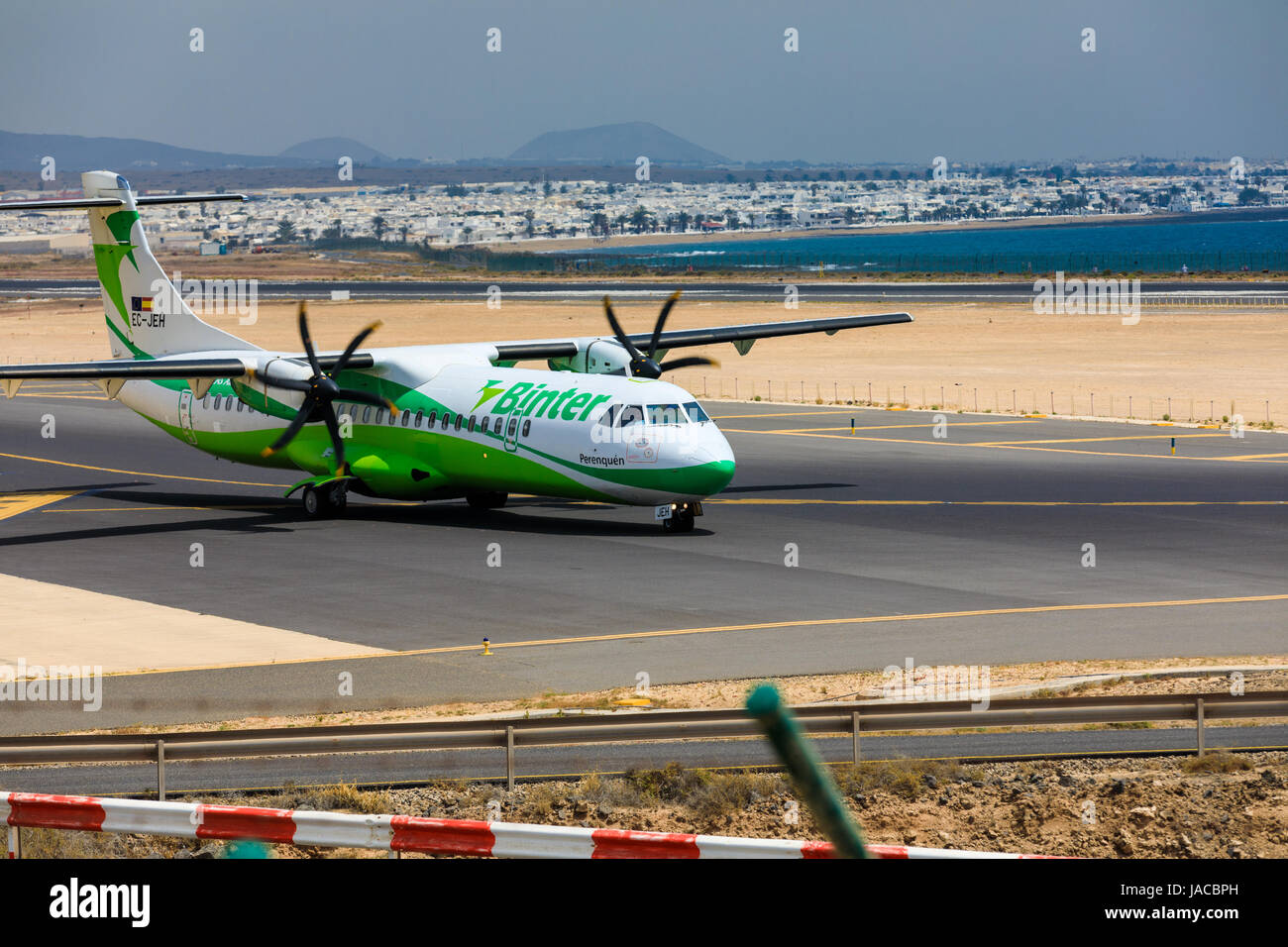ARECIFE, Spanien - 16. April 2017: ATR 72 der Binter mit der Registrierung EG-JEH bereit abzunehmen am Flughafen Lanzarote Stockfoto
