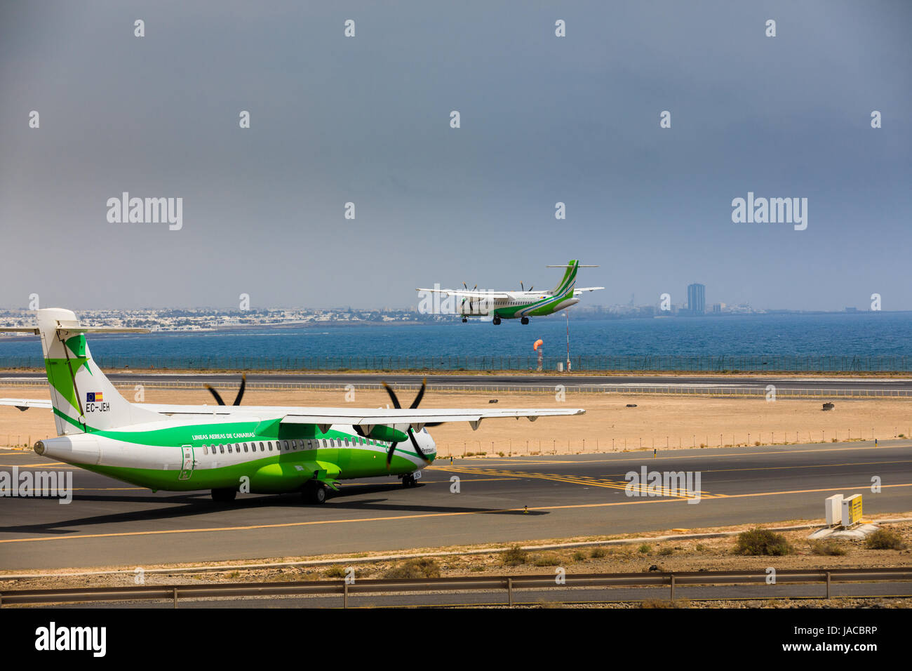 ARECIFE, Spanien - 16. April 2017: ATR 72 der Binter mit der Registrierung EG-JEH bereit abzunehmen am Flughafen Lanzarote Stockfoto