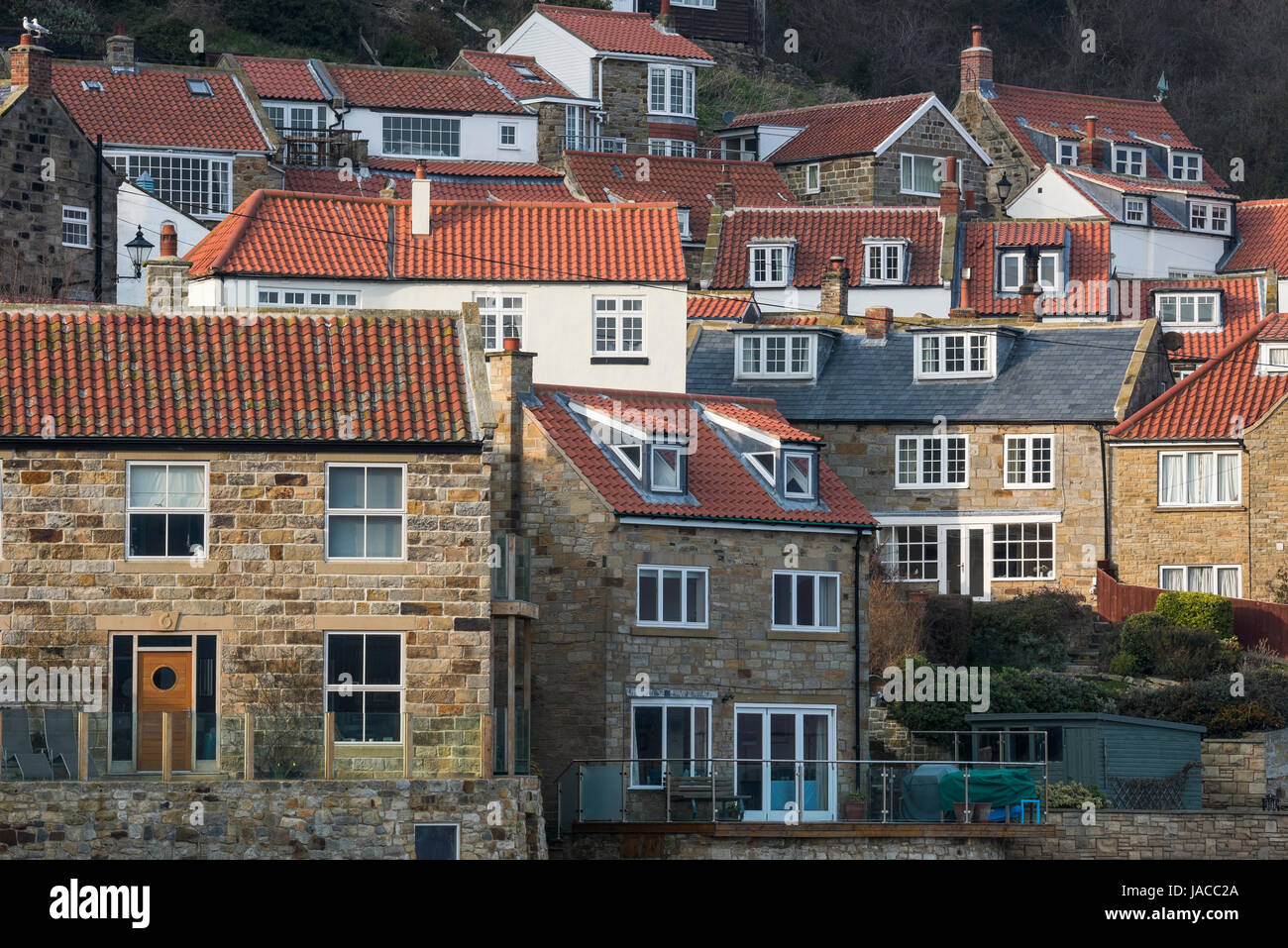 Malerische Aussicht auf ziemlich malerischen Küstenort & Meer Häuser mit roten Dächern, drängten sich auf den Klippen - Runswick Bay, Yorkshire, England, UK. Stockfoto