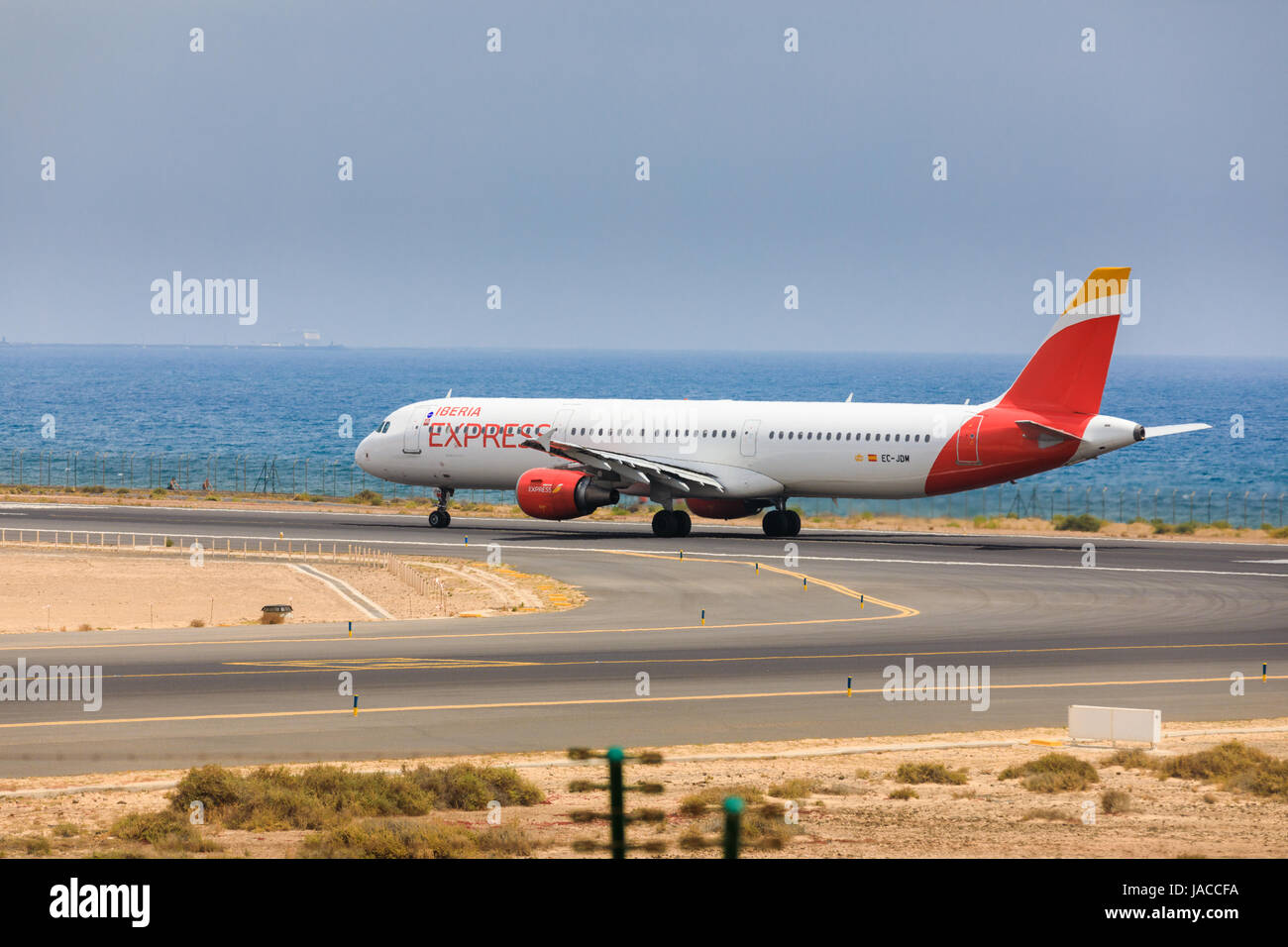 ARECIFE, Spanien - 16. April 2017: AirBus A321 der iberischen Halbinsel mit der Registrierung EG-JDM bereit abzunehmen am Flughafen Lanzarote Stockfoto
