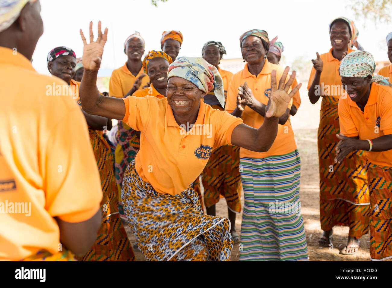 Mitglieder der SILC Frauengruppe (Spar- und Kreditvergabe innergemeinschaftlichen) tanzen zusammen während einer Besprechung Upper East Region, Ghana. Stockfoto