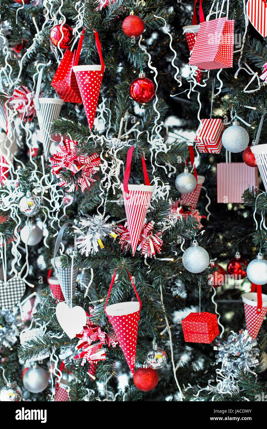 Nahaufnahme von geschmückten Christmass Baum mit roten Ornamenten Stockfoto