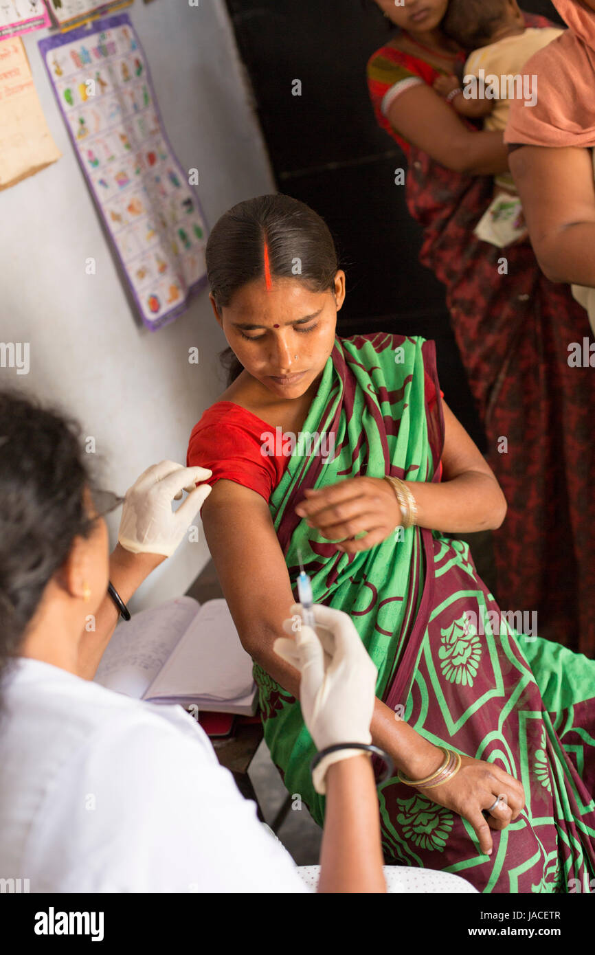 Eine schwangere Frau erhält eine routinemäßige Impfung in ein Gesundheitszentrum in Uttar Pradesh, Indien. Stockfoto