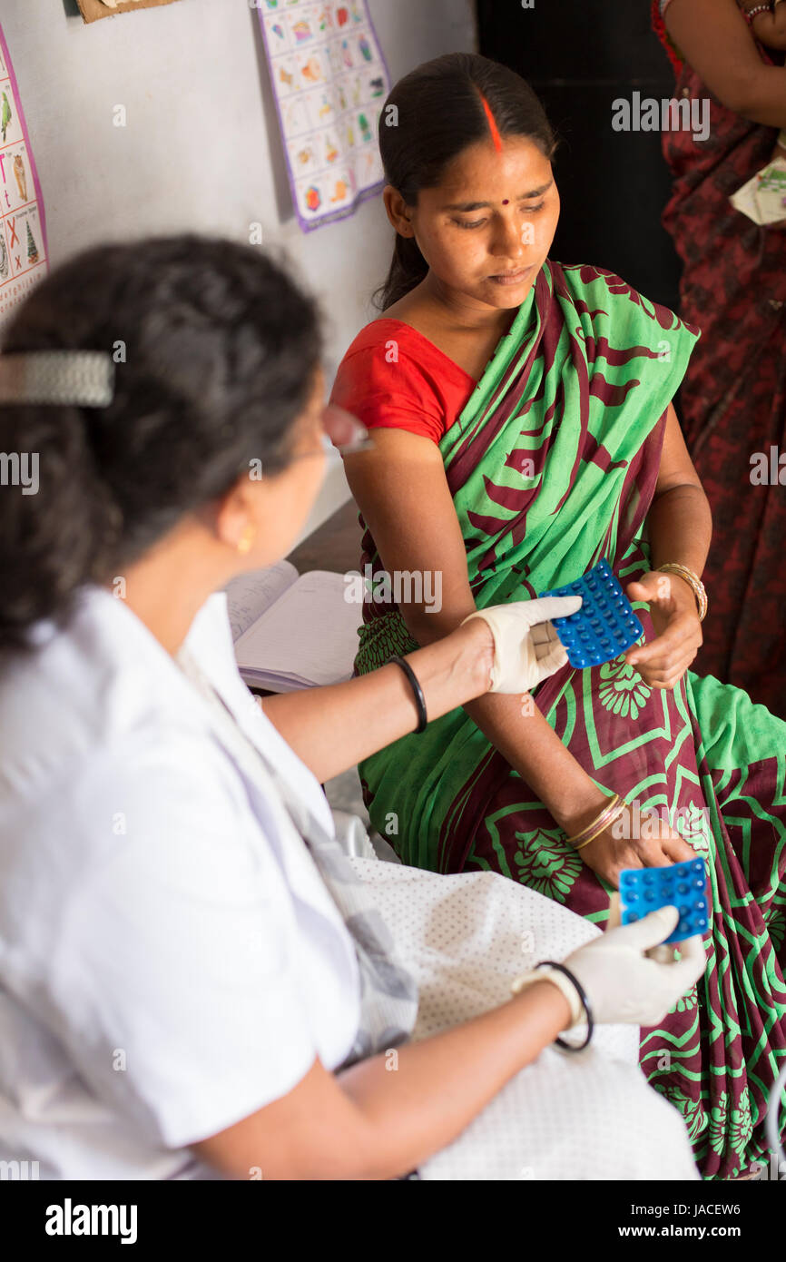 Eine schwangere Frau erhält Folsäure Tabletten in ein Gesundheitszentrum in Uttar Pradesh, Indien. Stockfoto
