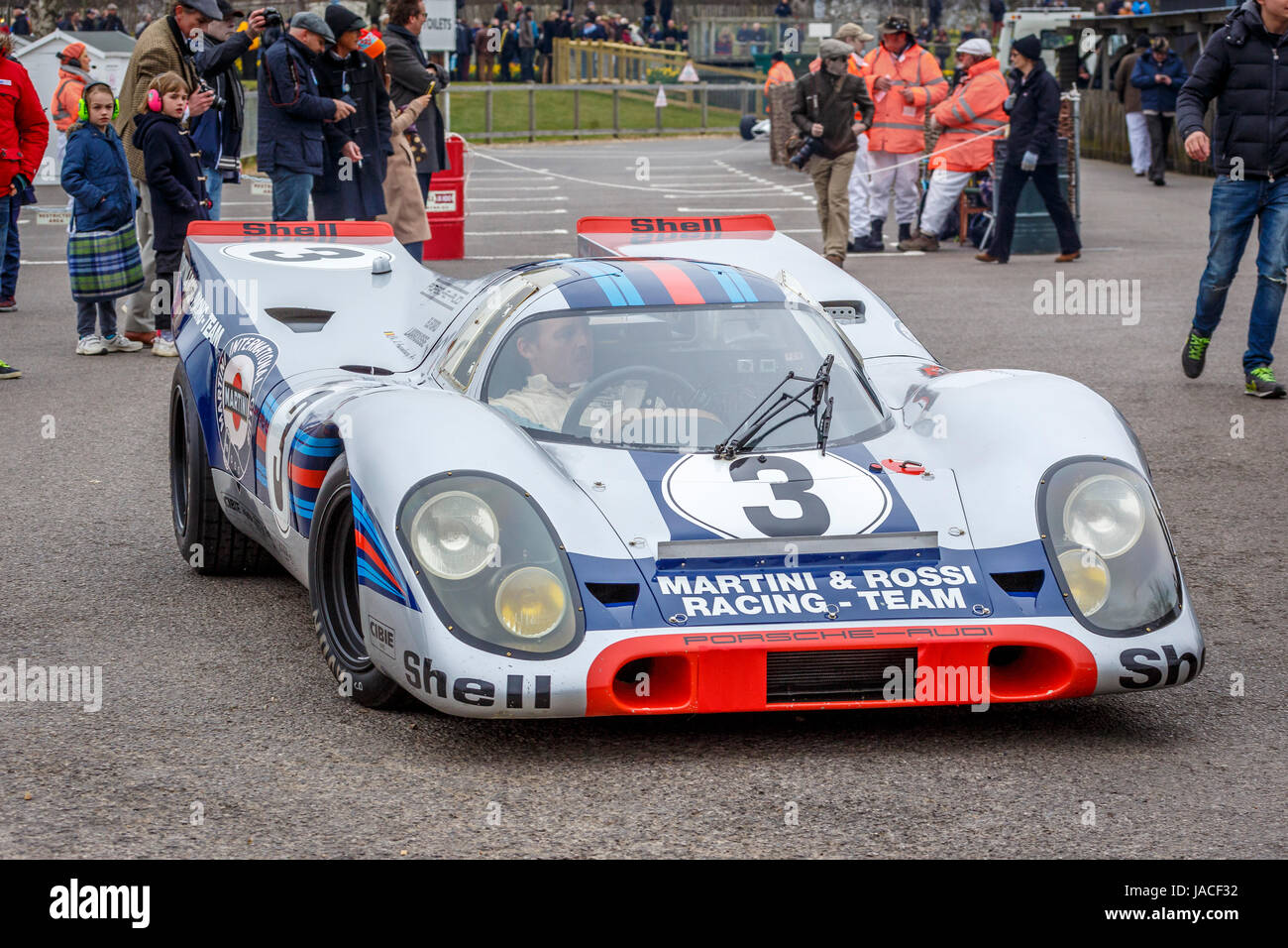 1970-Porsche 917K Gruppe 5-Auto mit Fahrer C. d ' Ansembourg im Fahrerlager bei Goodwood GRRC 74. Mitgliederversammlung, Sussex, UK. Stockfoto