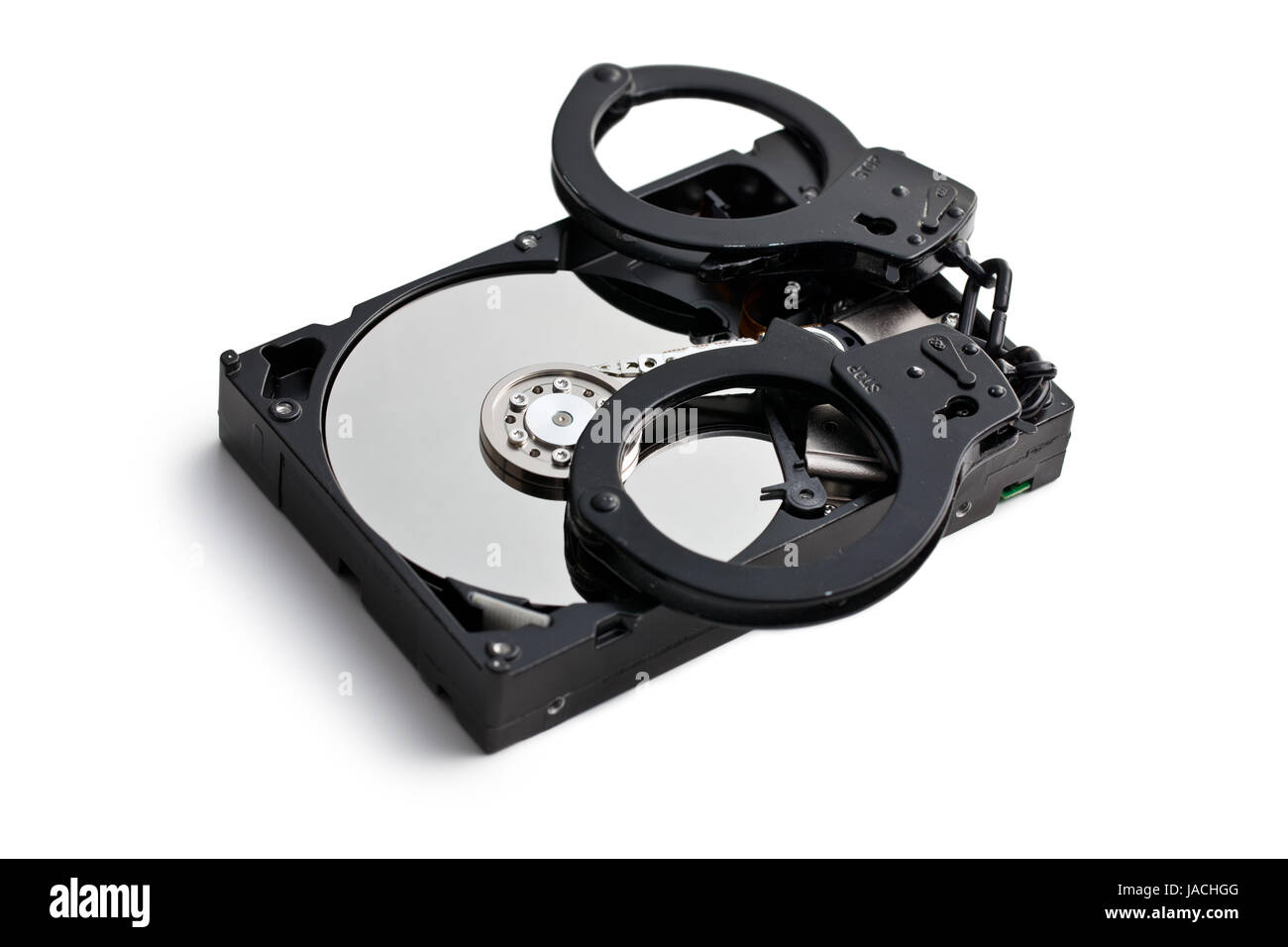 Handschellen Sie mit Festplatte auf weißem Hintergrund Stockfoto
