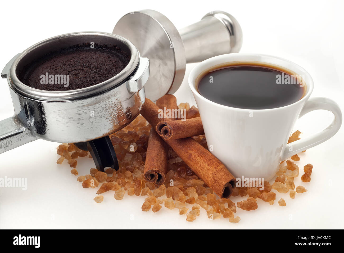 Kaffeetasse mit Filterhalter und Sabotage auf weißem Hintergrund Stockfoto