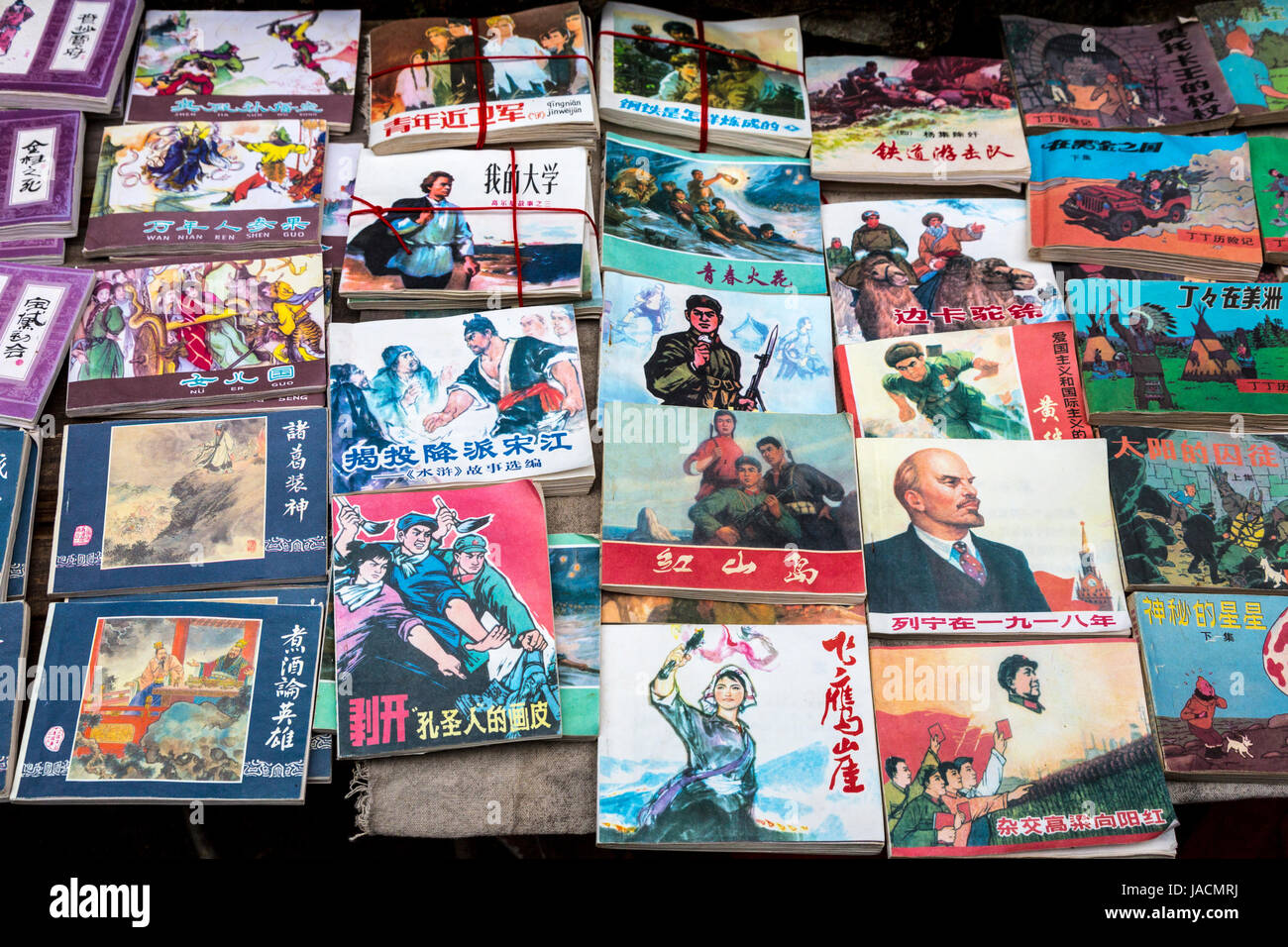 Longji, China.  Kommunistische Partei Literatur zum Verkauf. Stockfoto