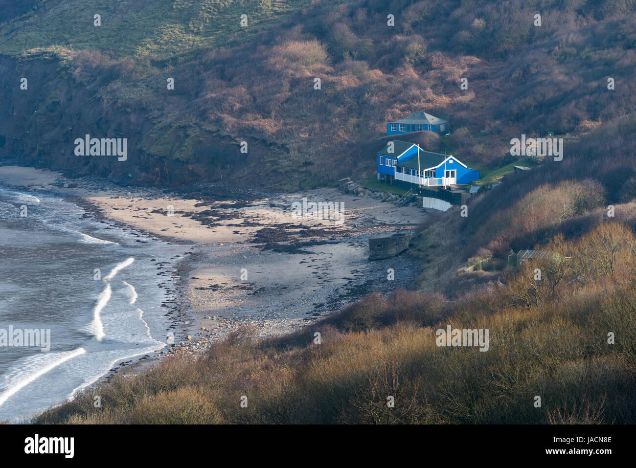 Hohen Blick über Runswick Bay Beach und Segelclub Clubhaus, eingebettet unter Klippen & am Strand, in der Nähe von Meer - North Yorkshire, England, UK. Stockfoto