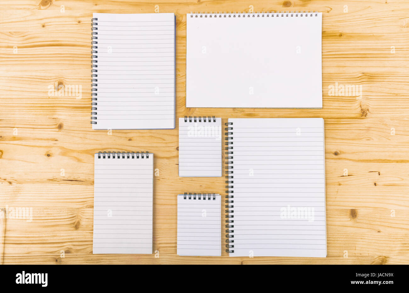 Vielzahl von Notebooks auf hölzernen Hintergrund Stockfoto