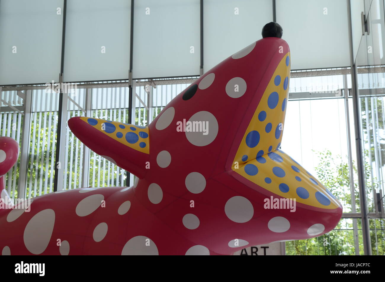 YAYOI KUSAMA - riesiger aufblasbarer Hund "LIN-LIN" auf dem Display in der Ausstellung "Ewigkeit der ewigen Ewigkeit" anlässlich der Matsumoto City Museum of Art von Juli bis November 2012 in Matsumoto, Präfektur Nagano, Japan - 28. Juli 2012.  Bildnachweis: George Kinn/IconicPix Stockfoto