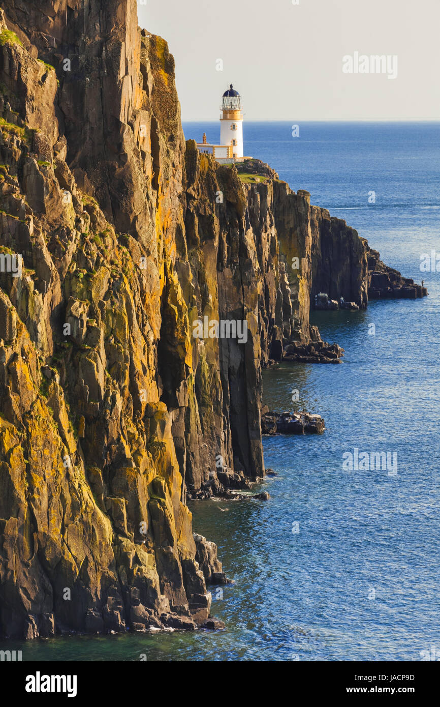 Ein Blick auf Leuchtturm auf den Klippen von landschaftlich Punkt, schroffe und felsige Küste auf der westlichen Seite Isle Of Skye. Wahrzeichen in der Nähe von Glendale, Insel Skye Stockfoto