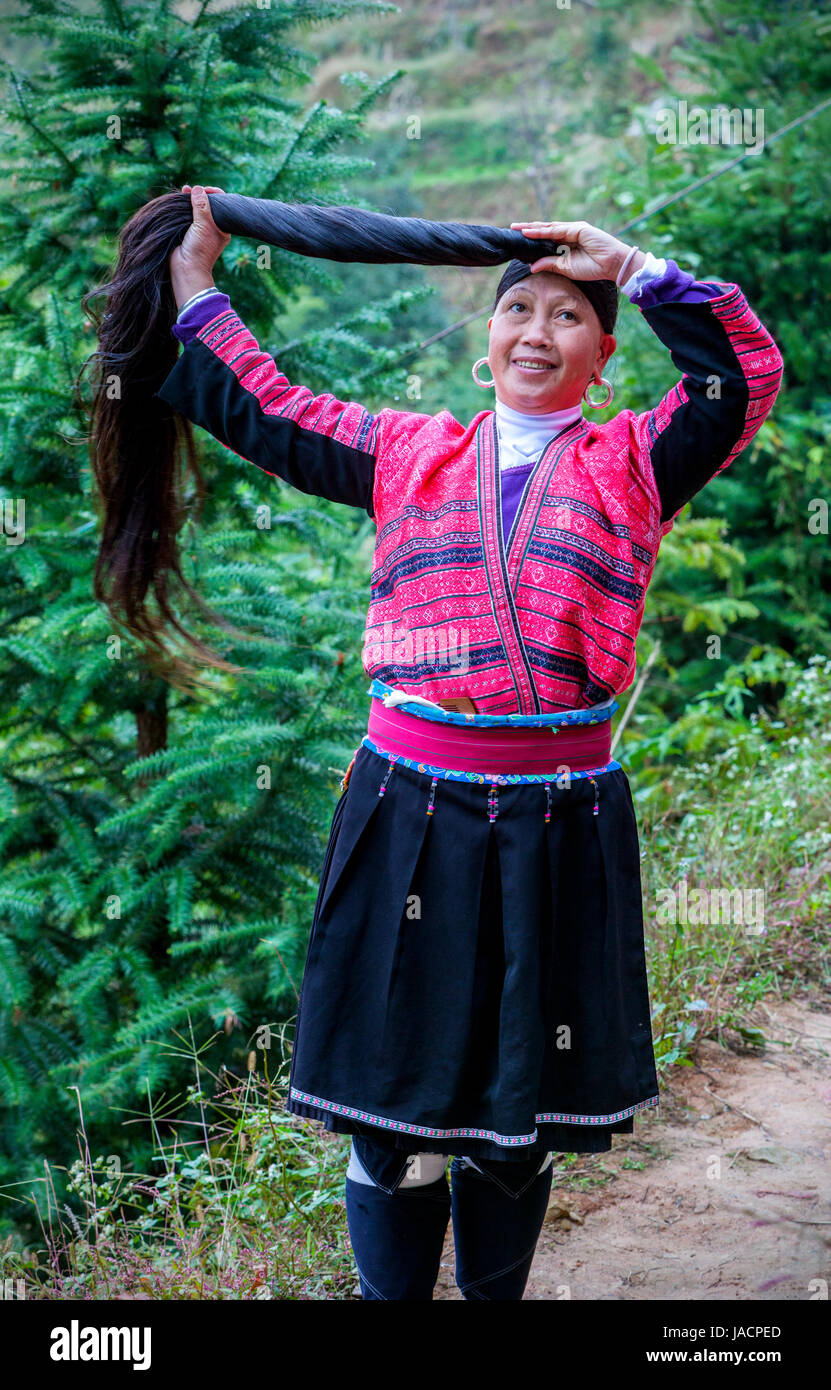 Longji, China.  Frau Yao ethnischen Minderheit zeigt ihr Langhaar. Stockfoto