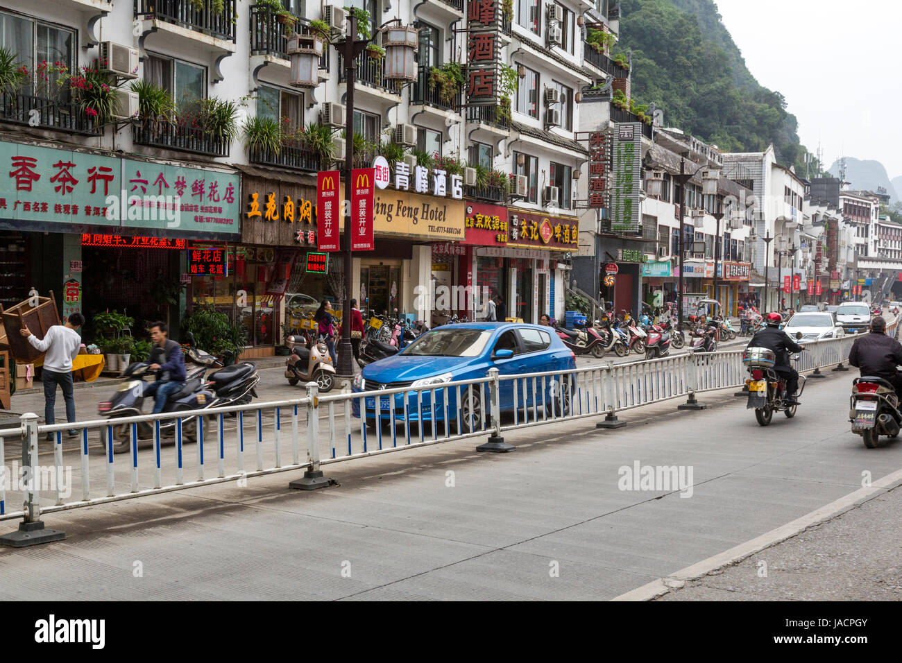 Yangshuo, China.  Straßenszene. Stockfoto