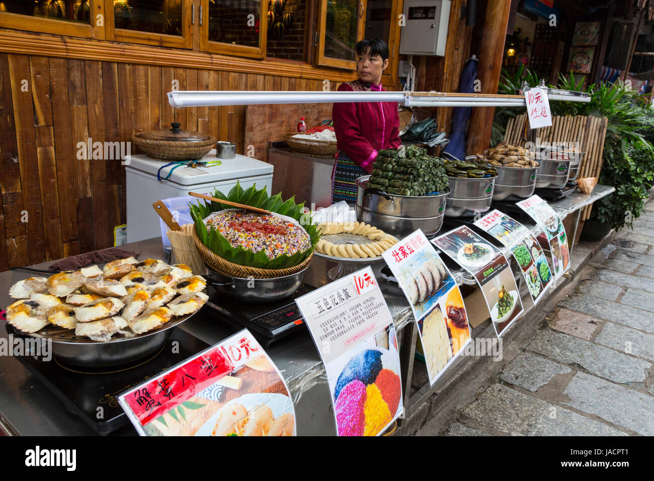 Yangshuo, China.  Bürgersteig-Fast-Food-Stand. Stockfoto