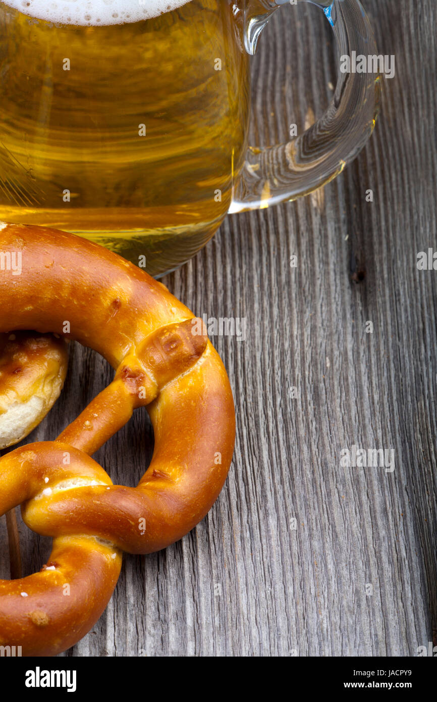 Bier Und Brezeln Auf Einem Rustikalem Holztisch Mit Textfreiraum Auf der Ausgangspunkt Seite Stockfoto