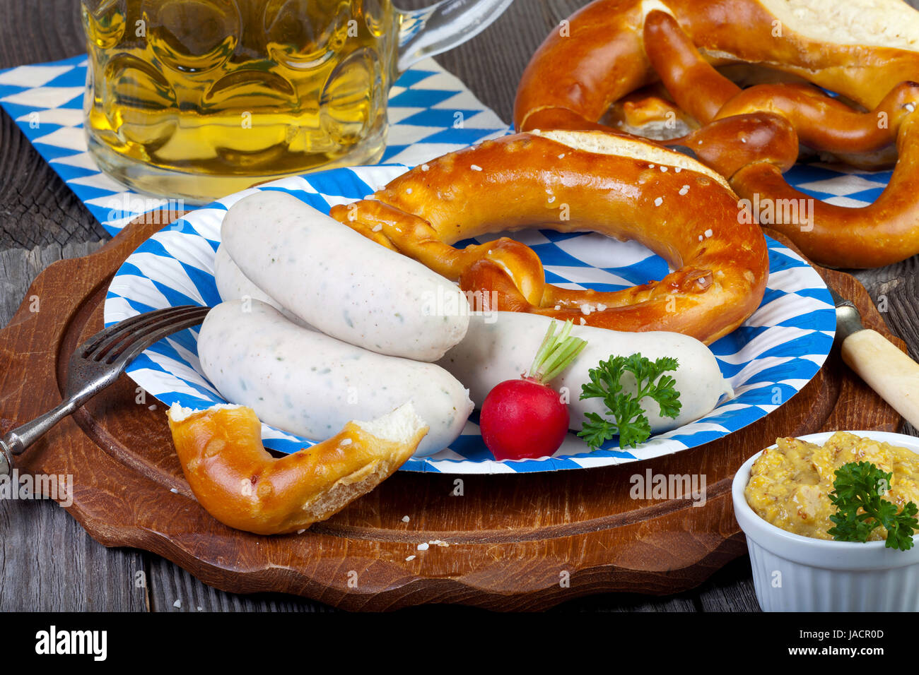 Typisch Bayerische Oktoberfest Brauches Mit Weißwurst, Senf, Brezeln Und Einem Kühlen Bier Auf Einem Rustikalem Holzti Stockfoto