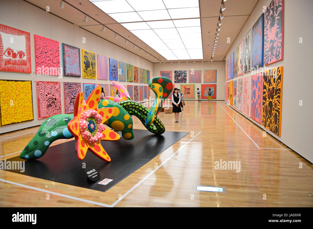 YAYOI KUSAMA - sculpture'Flowers, dass Bloom Morgen "auf dem Display an der"Ewigkeit der ewigen Ewigkeit"Ausstellung gehalten in Matsumoto City Museum of Art von Jul - Nov 2012 in Matsumoto, Präfektur Nagano, Japan - 28. Juli 2012.  Bildnachweis: George Kinn/IconicPix Stockfoto