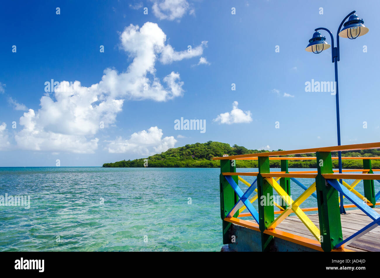 Blick auf karibische Meer auf einer bunten Brücke auf San Andres y Providencia, Kolumbien Stockfoto