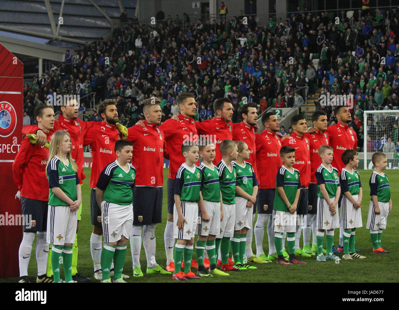 Nationale Fußball-Stadion im Windsor Park, Belfast. 26. März 2017. 2018 World Cup Qualifier - Nordirland 2 Norwegen 0. Das Norwegen-Team mit Maskottchen bei Kick-off. Stockfoto