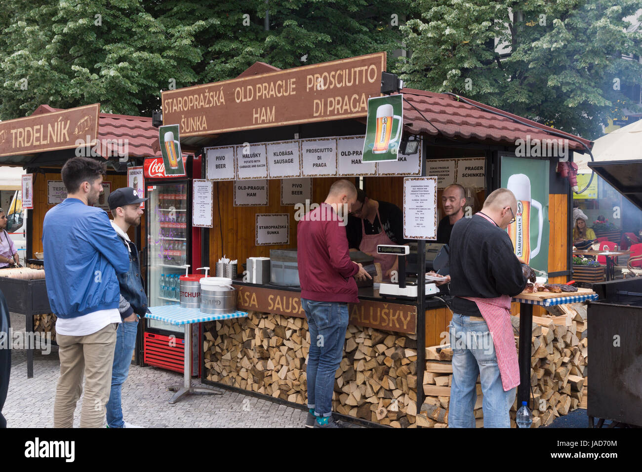 Kunden anstellen an einem Bier und Würstchen stehen auf dem Wenzelsplatz, Prag, Tschechische Republik Stockfoto