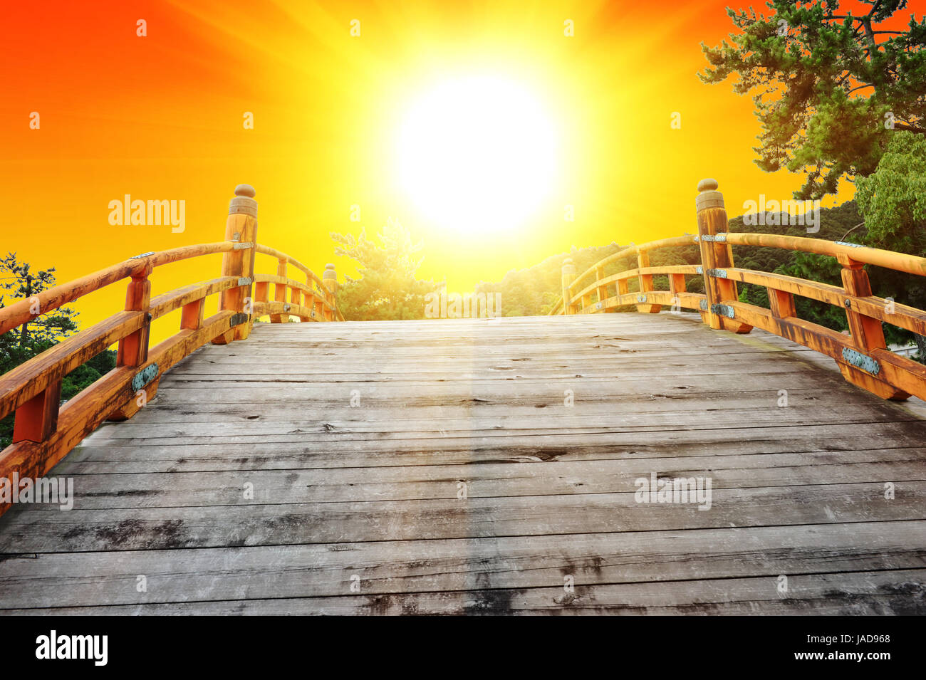 Japan Ist Ein Land Der Aufgehenden Sonne Beobachten Den Sonnenaufgang Von Der Japanische Bogen Brucke Stockfotografie Alamy