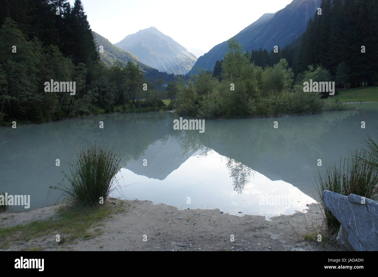 Spiegelbild der Stubaier Berge in Einem Kleinen See Spiegelbild der Stubaier Berge in einem kleinen See Stockfoto