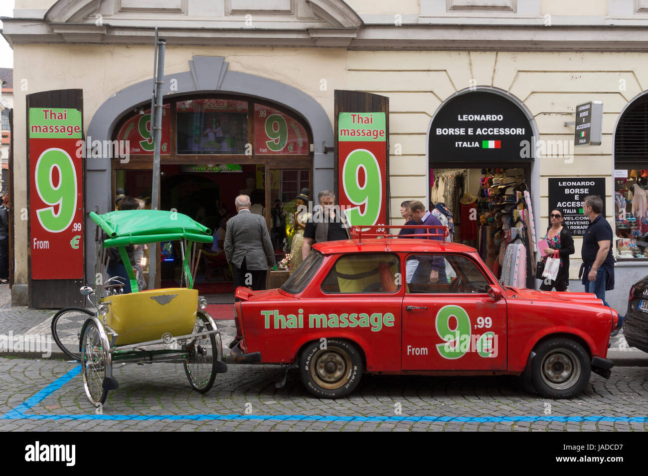 Die Thai Paradies shop Thailändische Massagen auf Mostecká Straße in Prag, mit einer Rikscha und Auto außerhalb geparkt Stockfoto