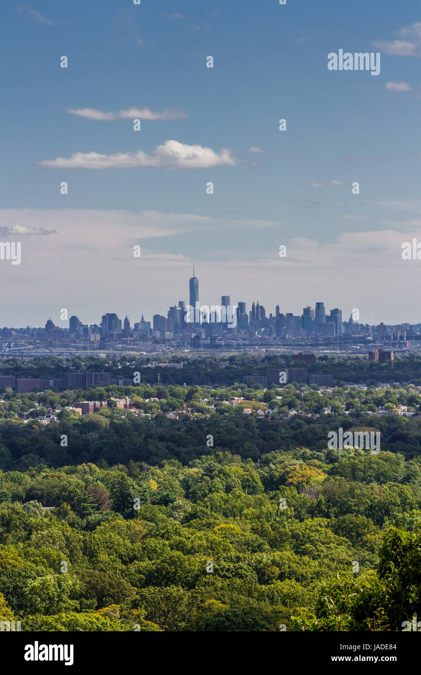 Skyline von Lower Manhattan als scheinen von Eagle Rock Park, NJ, an einem sonnigen Tag Stockfoto