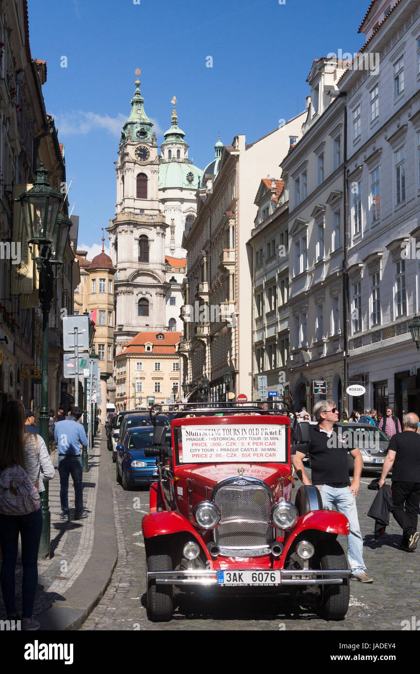 Eine klassische Alfa Romeo Spider bietet Touren in Prag Stockfoto