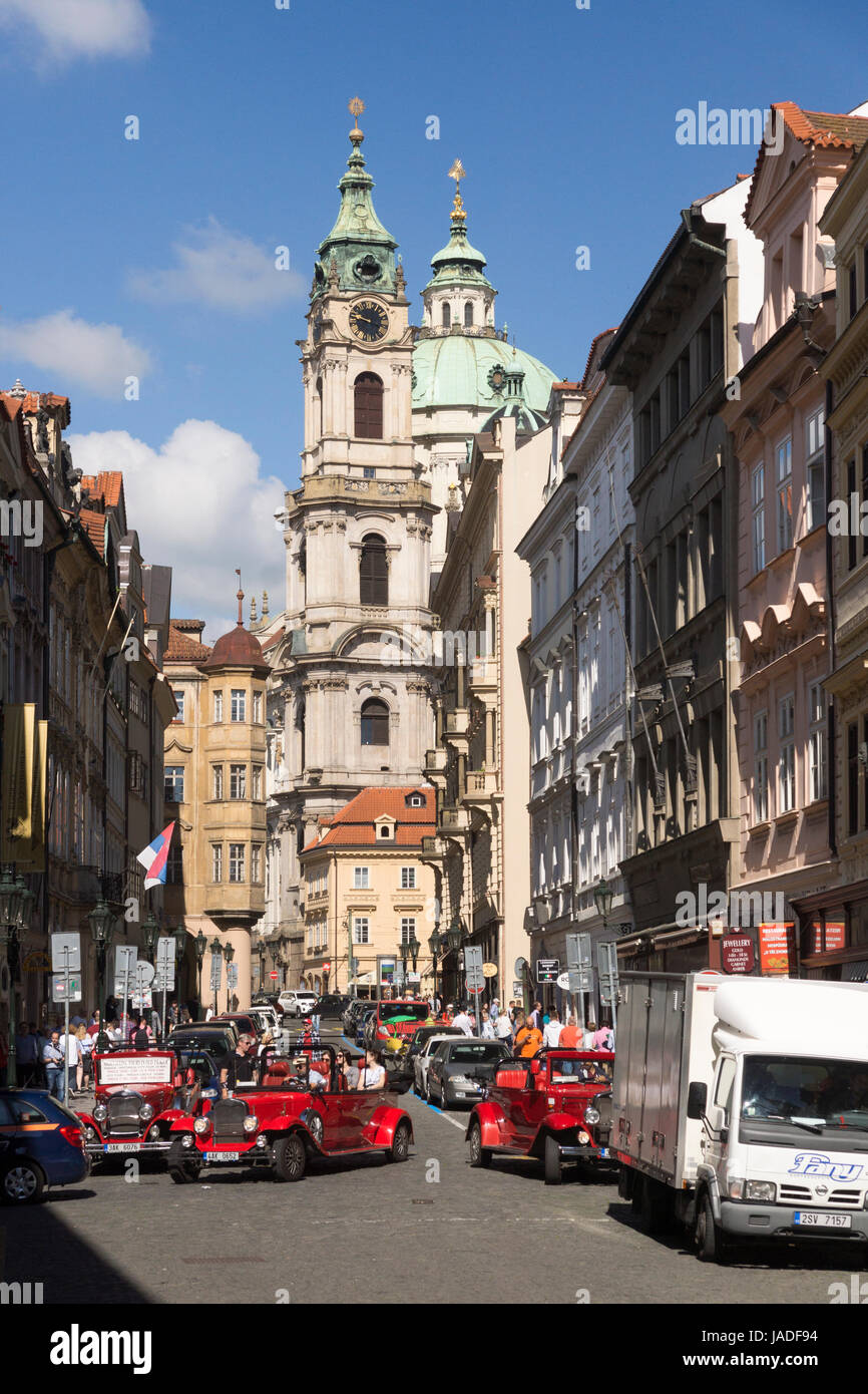 Klassische Alfa Romeo Spider für Touren vor Sankt-Nikolaus-Kirche, Malá Strana, Prag Stockfoto