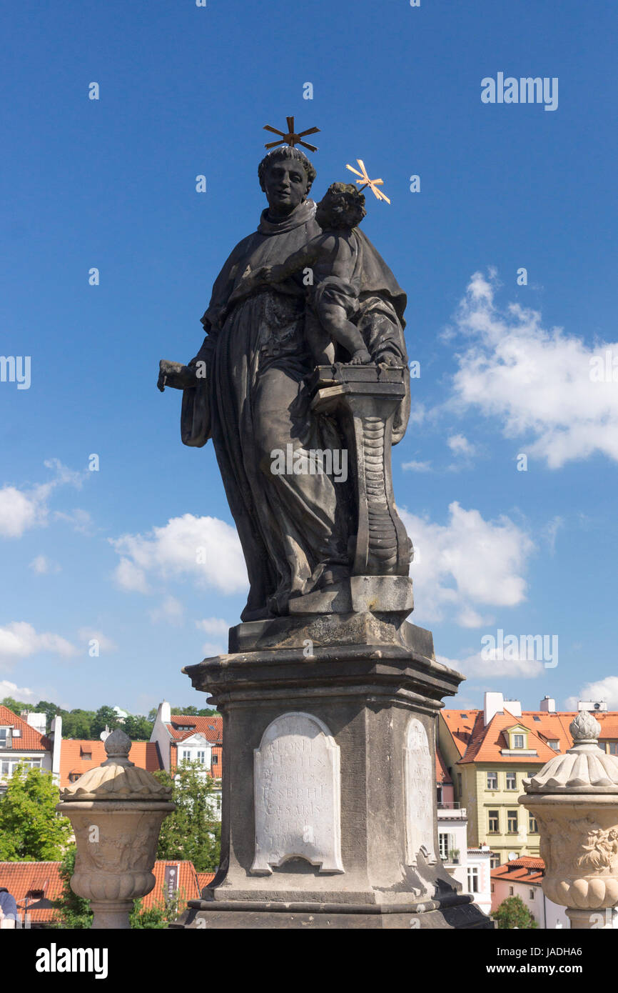 Eine Statue von Antonius von Padua auf der Karlsbrücke in Prag, diese Statue stellt St. Antonius steht zwischen zwei Vasen, Jesus. Stockfoto