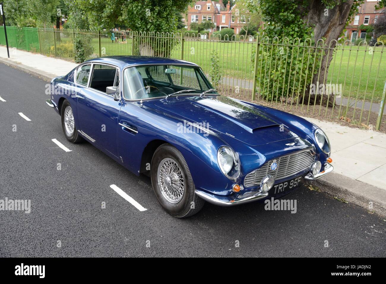 Aston Martin DB6 parkte vor einem suburban Park in London Stockfoto