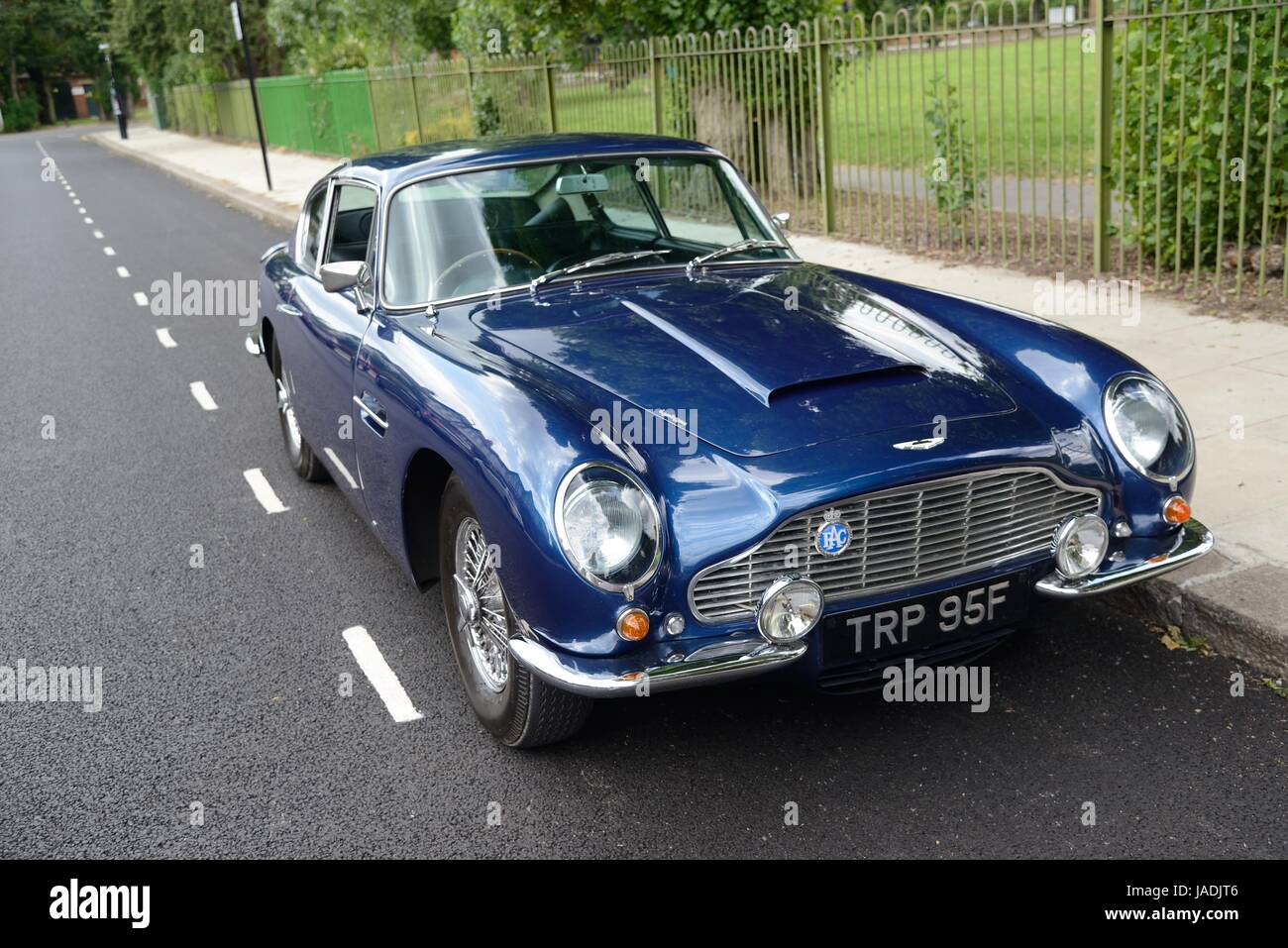 Aston Martin DB6 parkte vor einem suburban Park in London Stockfoto