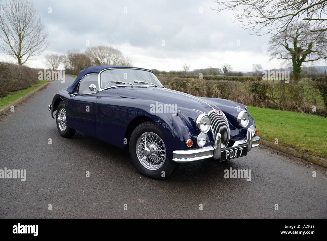 Der Jaguar XK150 parkte an einem Wintertag auf einer Landspur Stockfoto